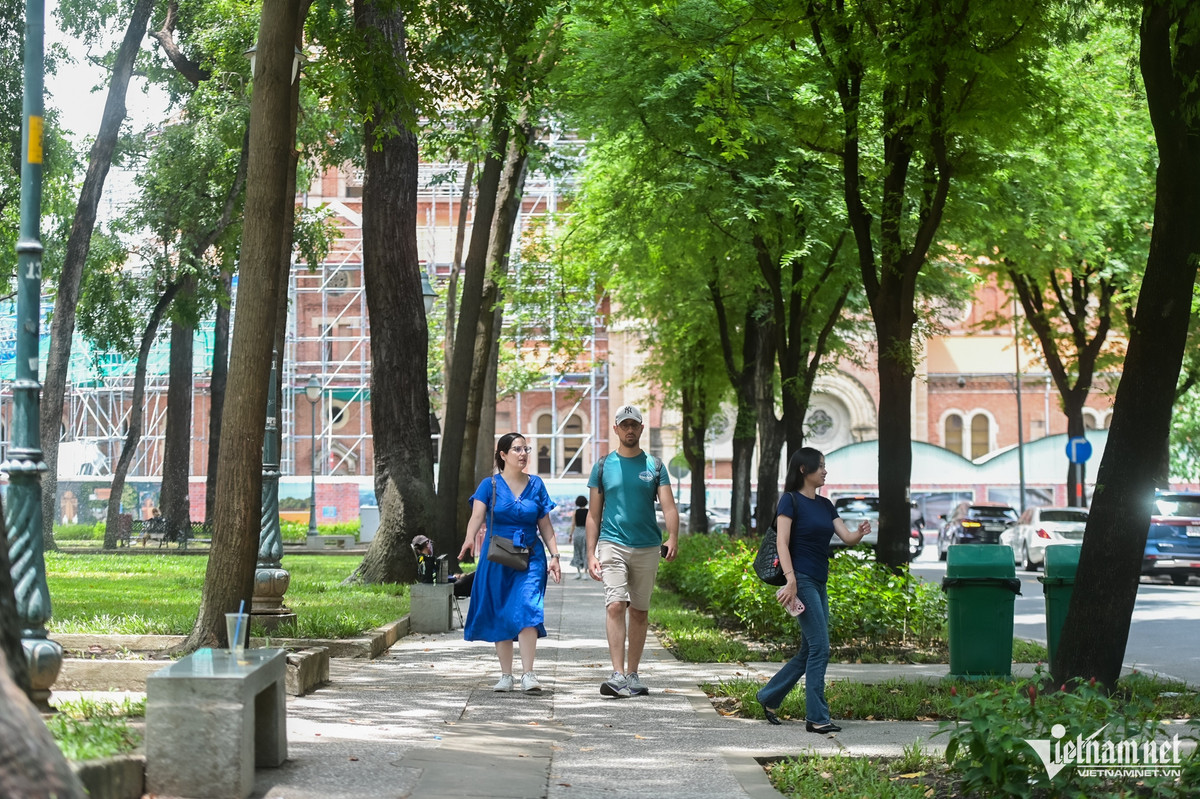 Trước mặt Starbucks Reserve Hàn Thuyên là Công viên 30/4 rợp bóng cây. Ngay đoạn giao các đường Hàn Thuyên với Công xã Paris là nhà thờ Đức Bà. Gần đó là đường Nam Kỳ Khởi Nghĩa và di tích lịch sử Hội trường Thống Nhất.