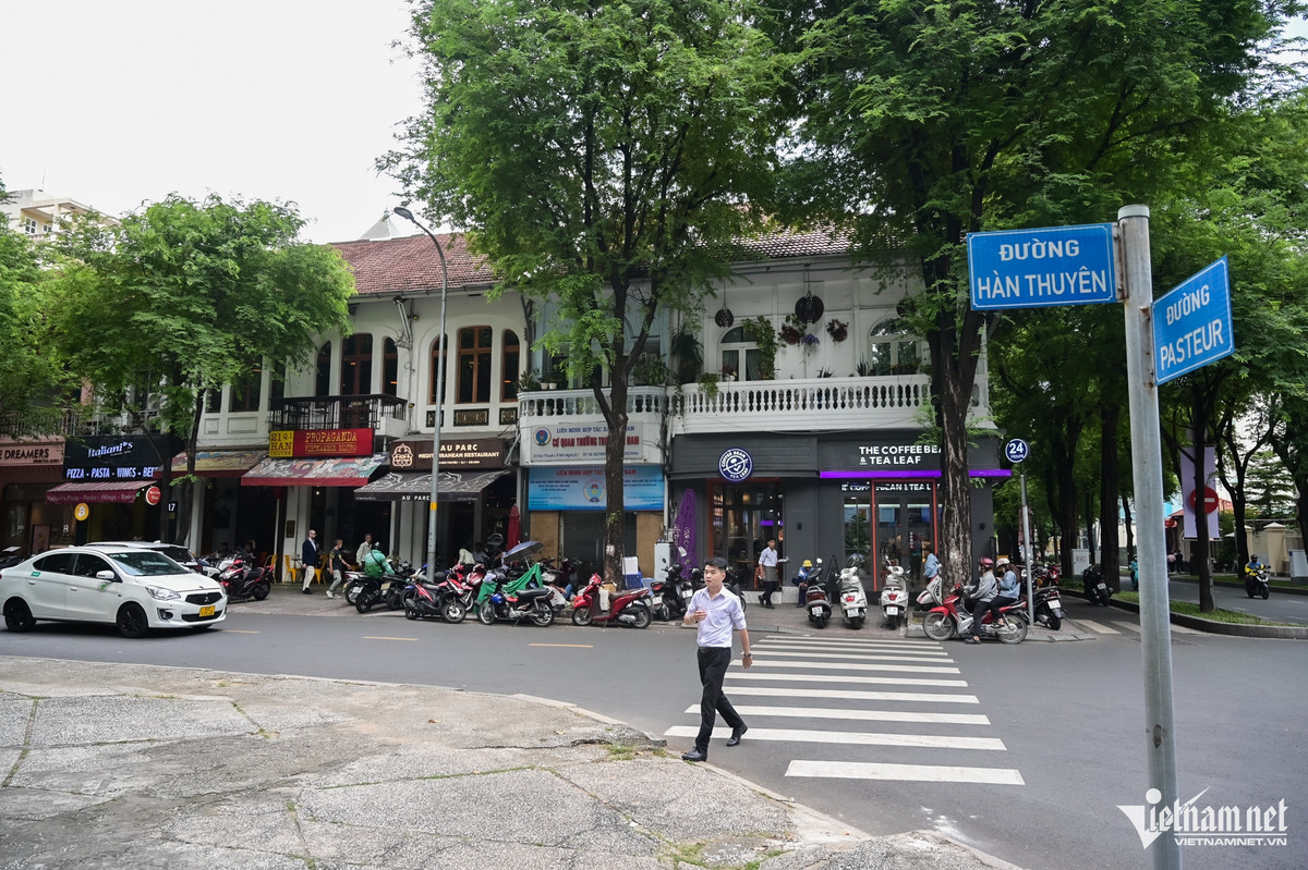 Theo tìm hiểu của PV VietNamNet, nguyên nhân điểm bán này phải đóng cửa vì Starbucks Việt Nam không đạt được thỏa thuận gia hạn hợp đồng thuê với chủ nhà. Được biết, Starbucks Việt Nam thuê lại mặt bằng số 11-13 Hàn Thuyên với giá 700 triệu đồng/tháng. Hiện nhiều người môi giới rao cho thuê hoặc bán căn nhà này. Một nhân viên môi giới hoạt động tại khu vực quận 1 tiết lộ chủ nhà đang rao giá thuê mới là 750 triệu đồng/tháng, tương ứng 9 tỷ đồng/năm. Khách sẽ được miễn phí 1 tháng tiền thuê nhà để sửa chữa và có thể nhận mặt bằng từ tháng 9 tới. Anh cũng thông tin thêm, khách thuê phải đặt cọc 3 hoặc 6 tháng tùy vào thời gian ký hợp đồng thuê 5 hay 10 năm.