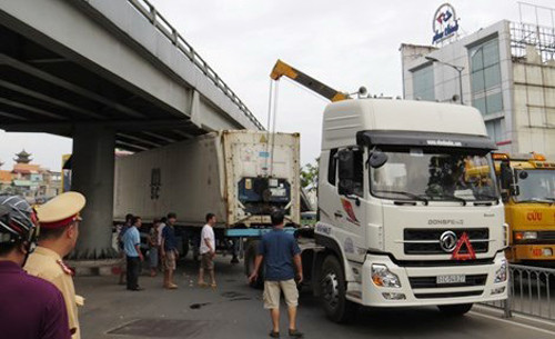 Tài xé có máu lièu khién càu vuọt thép bị phong tỏa