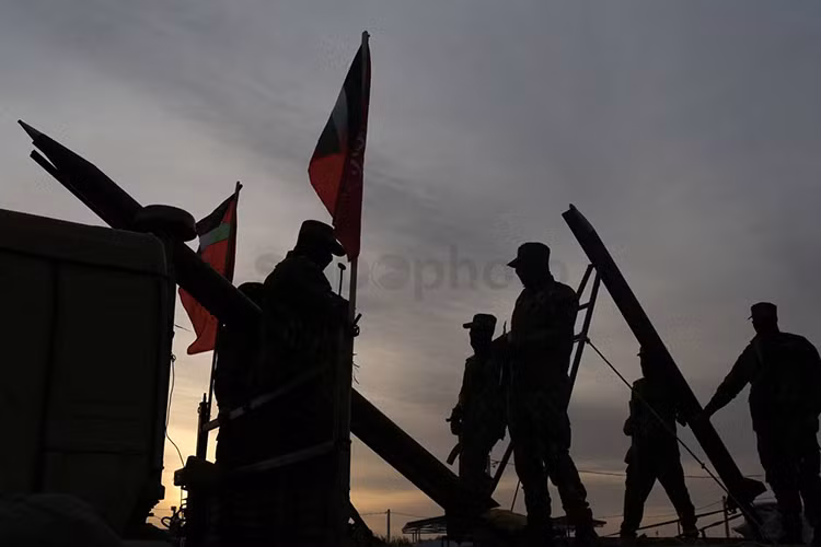 Cũng trong đợt diễn tập quân sự trên, đại diện của Lữ đoàn Abu Ali Mustafa tuyên bố nhóm vũ trang này đang có hàng trăm tay súng sẵn sàng tham gia vào các chiến dịch quân sự chống lại sự chiếm đóng của Israel và họ được vũ trang đủ mạnh để có thể thực hiện tuyên bố này. Nguồn ảnh: Reuter.