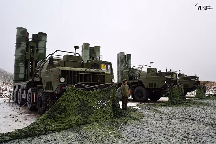 Đối với người Nga hiện tại họ quan tâm tới về một nguy cơ xảy ra chiến tranh trong Đông Bắc Á, cụ thể hơn là giữa Triều Tiên với Mỹ cùng các nước đồng minh. Moscow tin rằng một cuộc chiến như vậy chắc chắn sẽ ảnh hưởng đến an ninh quốc gia của nước này, do đó họ cần tới một hệ thống phòng không đủ mạnh trong khu vực, để đối phó với bất kỳ mỗi đe dọa tiềm ẩn nào. Nguồn ảnh: vl.ru.