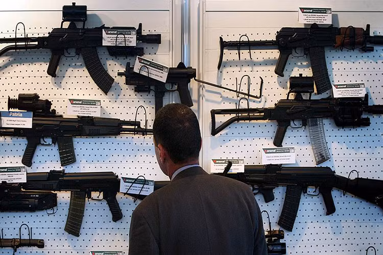 Vươn lên trên thị trường vũ khí: Trong suốt hai năm tham chiến tại Syria, Nga cũng đã từng bước có được chỗ đứng tại thị trường vũ khí đầy tiềm năng ở Trung Đông bằng một loạt các hợp đồng vũ khí đình đám với các quốc gia trong khu vực. Bên cạnh đó, doanh thu xuất khẩu vũ khí toàn cầu năm nay của Nga cũng cực kỳ khởi sắc. Nguồn ảnh: kommersant.ru.