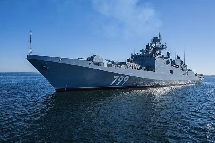 Để đáp trả lại vụ tấn công từ trên không, tàu khu trục này được trang bị tổ thống phòng không tầm trung 3S90M Shtil-1 có tầm bắn đến 50km cùng hai tổ hợp vũ khí đánh chặn tầm gần AK-630M và Kashtan CIWS. Nguồn ảnh: Sputnik.