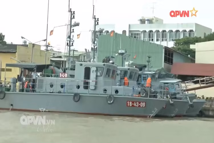 Trong đó mẫu tàu chiến mới nhất và hiện đại nhất của Lữ đoàn giang thuyền 962 chính các tuần tra kiểu ST-175 do các công ty đóng tàu trong nước tự thiết kế, đóng mới. Do có kích thước nhỏ, các tàu ST-175 rất thích hợp hoạt động ở vùng sông nước và vùng biển phía Tây Nam. Nguồn ảnh: QPVN.