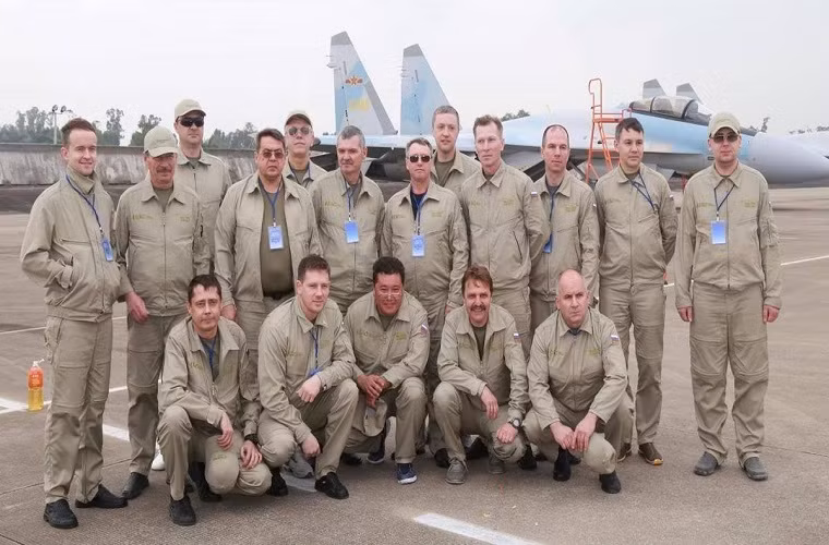 Đội ngũ chuyên gia người Nga bên cạnh những chiếc Su-35SK bàn giao cho phía Trung Quốc. Nguồn ảnh: Twitter.