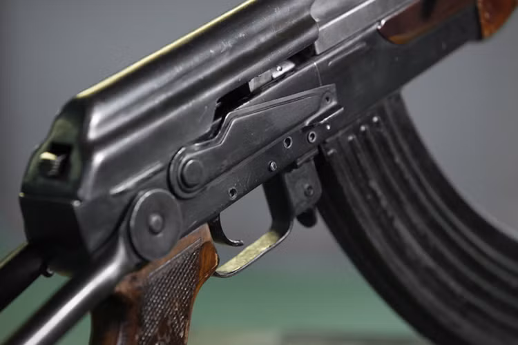 Đây là loại súng trường bán tự động sử dụng cỡ đạn tiêu chuẩn 7,62x39mm đầu tiên trên thế giới với hộp tiếp đạn trên 30 viên và có tầm bắn hiệu lên đến 800 mét. Nguồn ảnh: Kalashnikov.