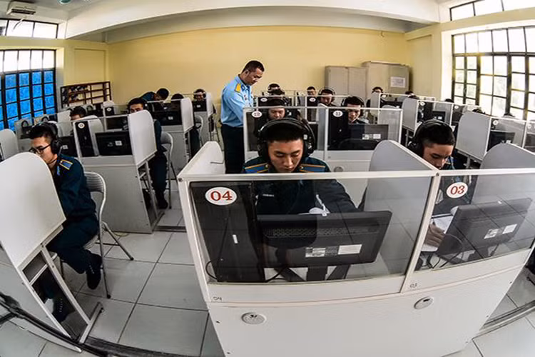 Giờ học thực hành tại phòng học ngoại ngữ chuyên dùng.