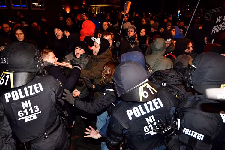 Các cuộc biểu tình đã nổ ra thành đụng độ với cảnh sát từ sáng sớm 2/12 ở Hanover. Cả phía cảnh sát và người biểu tình đều ghi nhận những trường hợp bị thương.