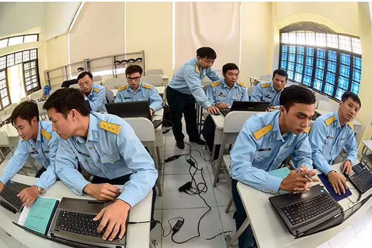 Đại tá, giảng viên Nguyễn Tam Quang hướng dẫn học viên thực hành môn tin học.