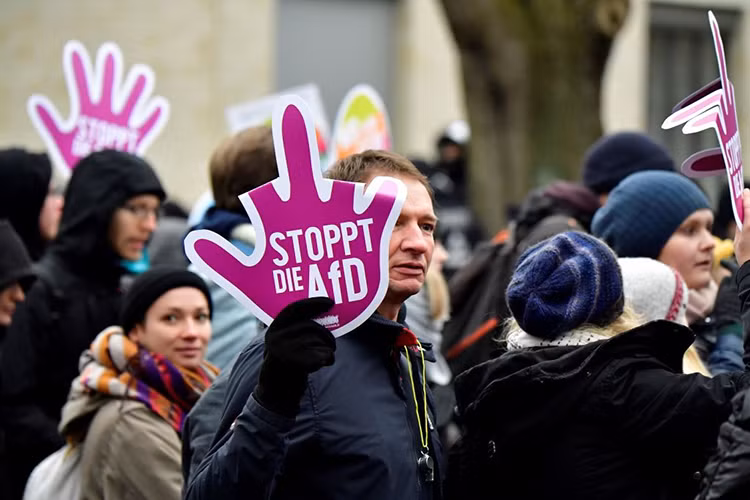 Bên ngoài trung tâm hội nghị, hàng nghìn người biểu tình phản đối AfD đã diễu hành mang những khẩu hiệu như "Hanover chống Phát xít" và "Đứng lên chống phân biệt chủng tộc".