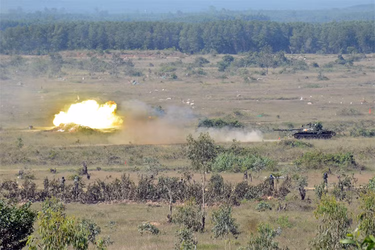 Xe tăng T-55 Lữ đoàn 22 tiêu diệt mục tiêu địch.