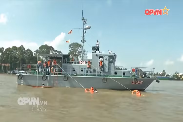 Dựa trên những hình ảnh hiện tại biên đội tàu của Lữ đoàn giang thuyền 962 được biên chế 2 tàu ST-175, 4 tàu PCF cùng 6 tàu đổ bộ ST-2300. Trong tương lai gần nhiều khả năng các tàu PCF sẽ dần được thay thế bởi ST-175 hoặc một mẫu tàu tuần tra khác hiện đại hơn do trong nước tự sản xuất. Nguồn ảnh: QPVN.