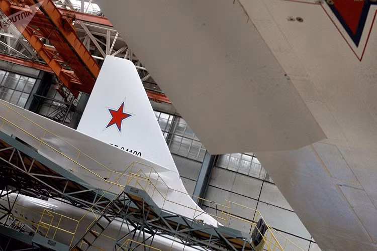 Theo đó khoản ngân sách trên sẽ được phân bổ cho nhiều chương trình phát triển vũ khí khác nhau của Quân đội Nga trong tương lai với một số trọng tâm nhất định, một trong số đó có thể kể tới máy bay ném bom chiến lược tầm xa tương lai PAK DA với khả năng triển khai các tên lửa tấn công có tầm bắn lên đến 5.000km. Nguồn ảnh: Spec Ops Magazine.