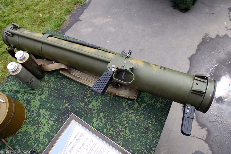 Về thiết kế mẫu vũ khí nhiệt áp cầm tay này cấu tạo gồm ống phóng bằng nhựa tổng hợp sử dụng một lần, trên ống có gắn thiết bị ngắm quang học đơn giản với vạch chia độ đến 600 m, hai tay nắm và cơ cấu khai hỏa, bên trong chứa đạn phản lực. Hai đầu ống có nắp đậy và có gắn quai đeo để tiện trong hành quân. Nguồn ảnh: Vitaly Kuzmin.