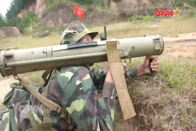 RPO-A Shmel là loại "súng phun lửa" thế hệ mới được Liên Xô (sau này là Nga) phát triển và trong những năm 1980 và hiện đang được sử dụng rộng rãi trong quân đội nhiều nước trên thế giới. Mặc dù gọi là “súng phun lửa” nhưng RPO-A Shmel lại có cơ cấu hoạt động như một súng phóng lựu mang theo đầu đạn nhiệt áp có tính sát thương cực cao. Nguồn ảnh: QPVN.