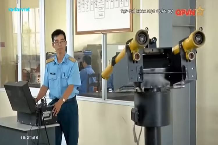 Hiện vẫn chưa rõ là chúng ta có những cải tiến gì thêm trên đạn tên lửa A72. Vì ra đời từ những năm 1960, công nghệ đầu dẫn hồng ngoại của A72 tới nay bị coi là lạc hậu, dễ bị gây nhiễu. Việc nâng cấp đầu tự dẫn tầm nhiệt cho khả năng bắt bám mục tiêu tốt hơn, khó bị gây nhiễu đánh chặn hơn, nâng cao hiệu quả tiêu diệt mục tiêu. Nguồn ảnh: Kênh QPVN.