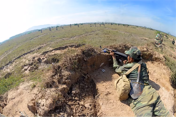 Chiến sĩ Tiểu đoàn 7 giữ vững trận địa khu vực phòng ngự.