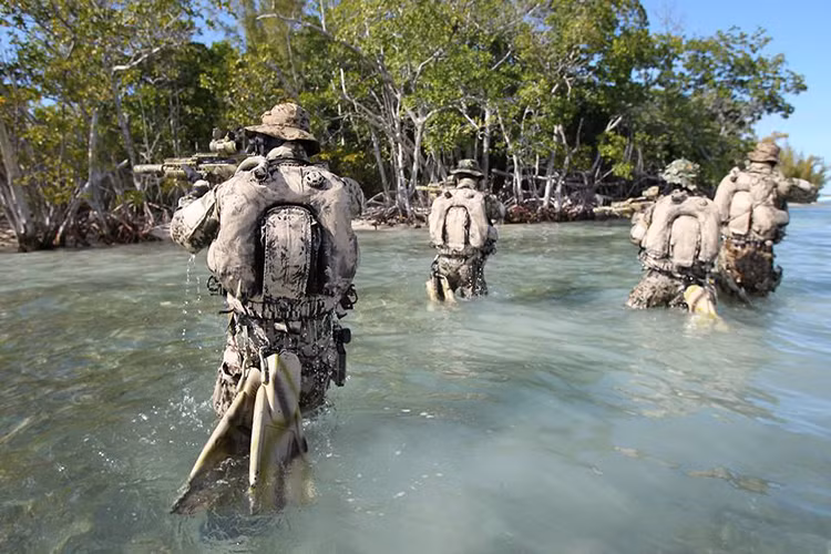 Biệt kích hải quân KSM trong một đợt diễn tập tác chiến đặc biệt đổ bộ bằng đường biển, chỉ cần nhìn sơ qua ta cũng có thể thấy trang bị của lực lượng này tốt đến mức nào. Nguồn ảnh: Quân đội Đức.