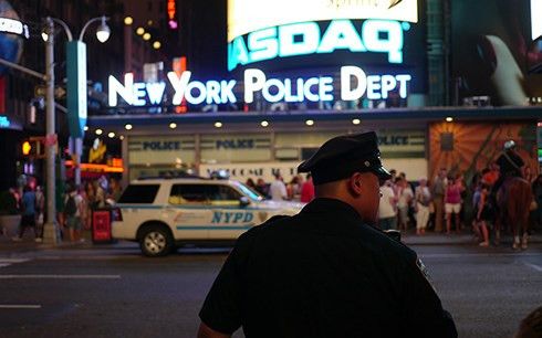 Cảnh sát New York tuần tra gần Quảng trường Thời đại. Ảnh: Untapped cities.
