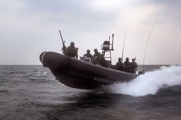  Biệt kích hải quân KSM trực thuộc Hạm đội 1 của Hải quân Đức, đóng quân tại vùng Eckernforde, đây cũng là nơi Đức đặt đại bản doanh cho biên đội tàu ngầm tấn công của nước này. Hình ảnh KSM trong một nhiệm vụ tác chiến trên biển. Nguồn ảnh: Quân đội Đức.