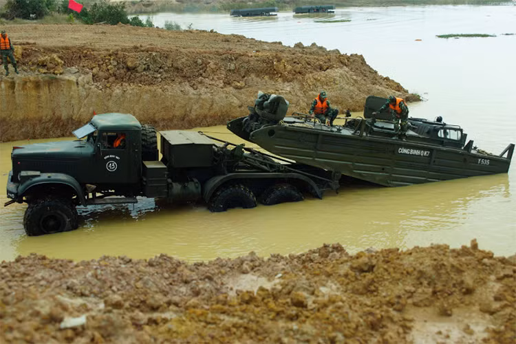 Công binh nhanh chóng triển khai phương tiện