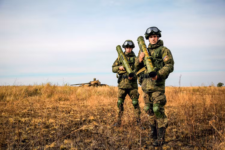 Bản thân RPO-A Shmel cũng được trang bị tới ba loại đạn khác nhau gồm RPO-A – đạn nhiệt áp, RPO-Z – đạn gây cháy và RPO-D – đạn tạo khói. Chúng có cỡ nòng tiêu chuẩn 93mm với trọng lượng từ 2.1 đến 2.3kg với chiều dài cơ sở 700mm. Nguồn ảnh: Warbook.info.