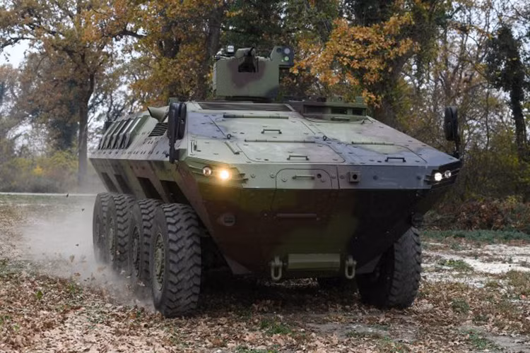 Về trọng lượng chiến đấu Lazar-3 nặng khoảng 2.8 tấn, dài gần 8 mét, cao 3 mét và bề ngang 2.3 mét, toàn bộ phần thân của Lazar-3 được bọc thép bảo vệ chống đạn tiêu chuẩn cấp 3 hoặc 4 Stanag 4569 theo chuẩn NATO. Khung gầm của xe cũng được thiết kế kháng mìn nhẹ. Nguồn ảnh: defence-blog.