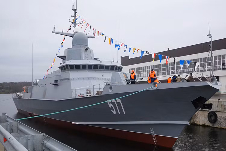 Trong số loại vũ khí trên lớp tàu hộ vệ mang tên lửa thuộc Project 22800 đang dành được sự quan tâm nhiều nhất khi chúng được xem là nền tảng tương lai của Hải quân Nga, nhất là khi sẽ có tới 18 tàu chiến loại này sẽ được Nga đóng mới trong vòng 10 năm tới. Càng đặc biệt hơn khi Project 22800 được trang bị bộ đôi tên lửa Kalibr và Oniks. Nguồn ảnh: Defence Blog.