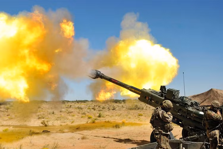  Binh sĩ Mỹ khai hỏa lựu pháo M777. Ảnh: Quân đội Mỹ.