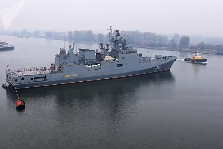 Trong thiết kế của lớp tàu khu trục này sử dụng các công nghệ tàng hình làm giảm độ bộc lộ của tàu khu trực trước radar. Hệ thống động cơ turbine khí hiệu quả giúp giảm thiểu tối đa âm thanh. Tổng công suất của hệ thống này là 56.000 mã lực, nhờ đó nó có thể đạt tốc độ 30 hải lý/giờ và có tầm hoạt động lên đến 8.000km với dự trữ hành trình 30 ngày. Nguồn ảnh: Sputnik.