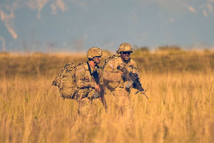 Hai lính dù Mỹ tiếp cận mục tiêu sau khi đổ bộ từ máy bay C-130 Hercules. Ảnh: Quân đội Mỹ.