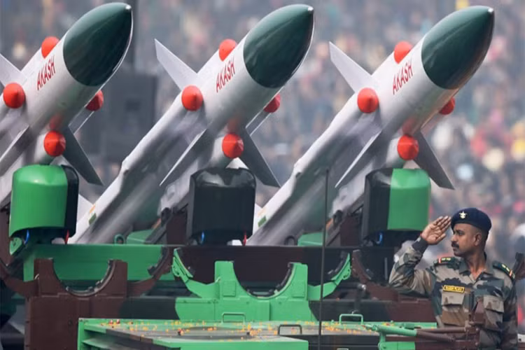Bên cạnh đó, việc tự chủ được bộ phận khó nhất chính là đầu dò của tên lửa còn mở đường cho phép New Delhi tự do xuất khẩu vũ khí trên tới các quốc gia đồng minh mà không cần phải tham vấn ý kiến của nhà cung cấp như trước nữa. Nguồn ảnh: Sangbad Pratidin