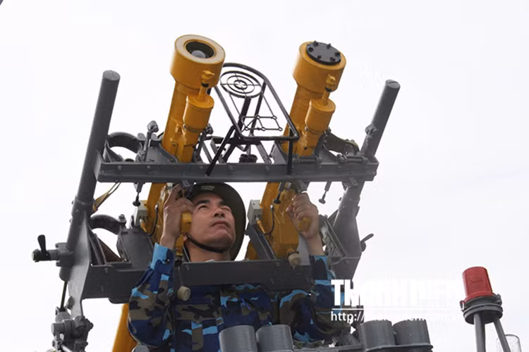 Theo những hình ảnh được kênh Quốc phòng Việt Nam công bố, Nhà máy A34 đang thực hiện việc cải tiến tổ hợp tên lửa vác vai A72. Việc cải tiến dường như là thiết kế bệ phóng tự hành, lắp 2 ống phóng A72. Kiểu thiết kế này xem ra có thể tích hợp A72 trên các phương tiện cơ giới hay tàu chiến bên cạnh việc đặt cố định trên mặt đất. Nguồn ảnh: Thanh Niên.