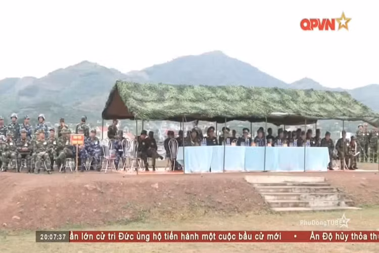 Cuối tháng 11 vừa rồi tại Trường bắn Quốc gia Khu vực 1, Cơ quan Chủ nhiệm Phòng không toàn quân đã tổ chức khai mạc và thực hành diễn tập chiến thuật, bắn đạn thật tên lửa tầm thấp năm 2017 với sự tham gia của các đơn vị quân, binh chủng trong toàn quân. Nguồn ảnh: QPVN.