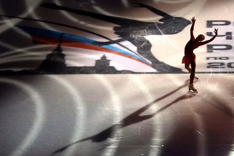 Hình ảnh vận động viên trượt băng nghệ thuật Alyona Kostornaya thực hiện động tác xoay vòng trên không Giải vô địch trượt băng Nga năm 2018 được tổ chức tại Saint Petersburg, Nga. Nguồn ảnh: TASS.