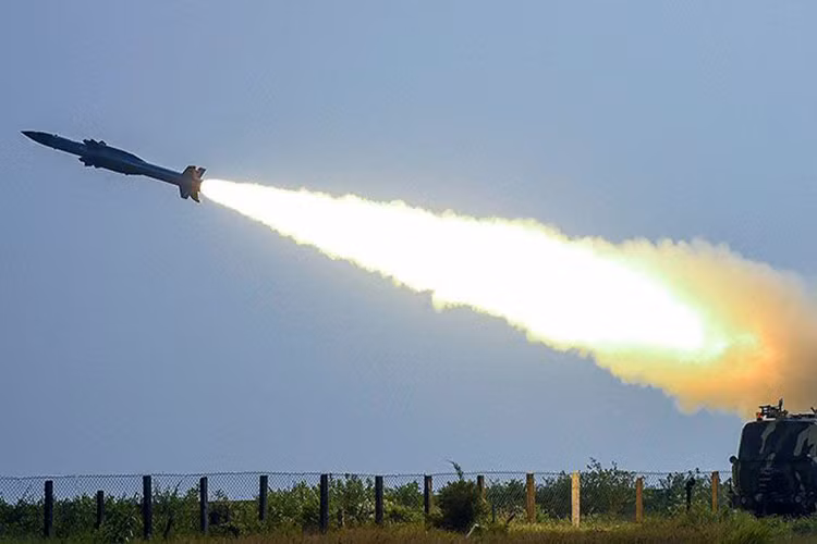 Cần nói thêm rằng vào năm ngoái, sau khi tuyên bố sẵn sàng bán cho Việt Nam tên lửa hành trình chống hạm siêu âm BrahMos thì Ấn Độ còn tỏ ý muốn chúng ta hãy đặt mua tên lửa phòng không Akash và sẵn sàng hộ trợ công nghệ giúp sản xuất tại chỗ. Ảnh: Tên lửa Akash phiên bản dành cho Không quân trong một lần bắn thử nghiệm. Nguồn ảnh: India Times.