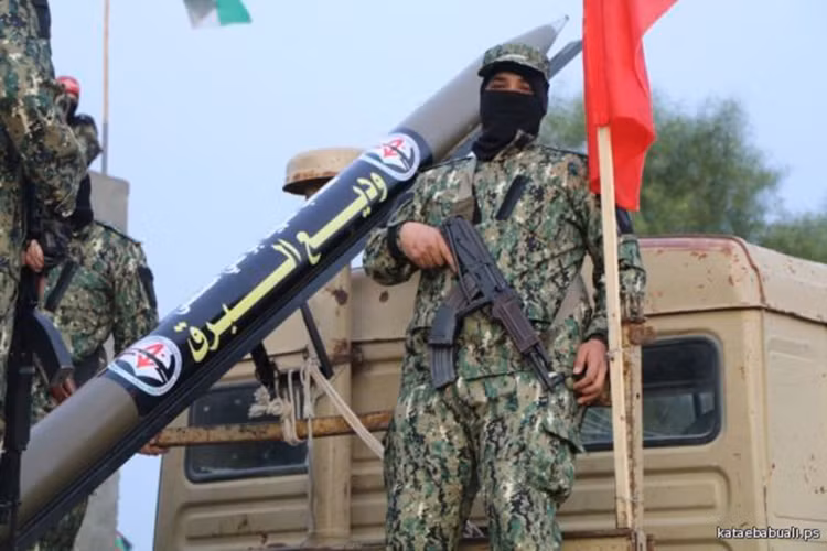 Giống như nhiều nhóm vũ trang khác của Palestine, loại vũ khí chính mà Lữ đoàn Abu Ali Mustafa sử dụng để thực hiện các vụ tấn công vào khu định cư của người Do thái chính là rocket tự và đạn cối. Nguồn ảnh: kataebabuali.