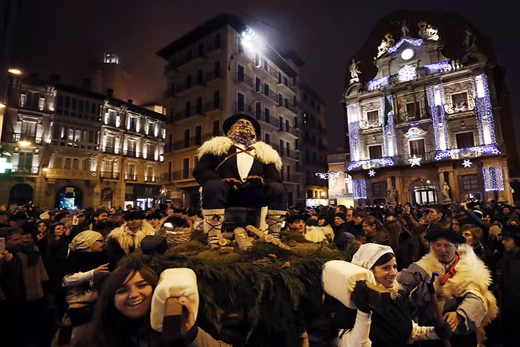 Hàng ngàn người tham gia lễ hội truyền thống Olentzero vào đêm Giáng sinh ở phía trước tòa nhà Hội đồng Thành phố Pamplona, Tây Ban Nha. Olentzero là một nhân vật thần thoại mang quà tặng đến nhà người Basque vào đêm Giáng sinh. Nguồn ảnh: TASS.