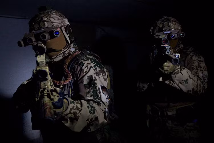 Trong khi đó trong tác chiến ban đêm KSM được trang bị kính nhìn đêm toàn cảnh GPNVG-18 Quad-Eye với góc nhìn lên đến 97 độ, hỗ trợ hoạt động ở nhìn loại địa hình khác nhau và có cả khả năng chống nước. Nguồn ảnh: Quân đội Đức.