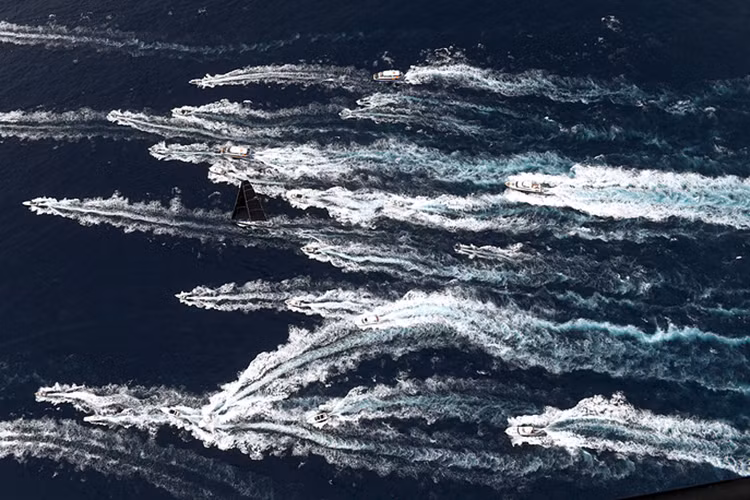 Cánh buồm đen của đội tàu Black Jack dẫn đầu cuộc đua du thuyền từ Sydney đến Hobart, Sydney, Australia. Nguồn ảnh: TASS.