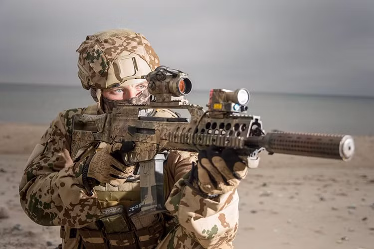 Một thành viên KSM với súng trường tấn công G36K cải tiến, trọng lượng của súng chỉ 3kg chưa kể đạn, có tầm bắn hiệu quả 600 mét với hộp tiếp đạn 30 viên và có tốc độ bắn lên đến 750 viên/phút. Nguồn ảnh: Quân đội Đức.