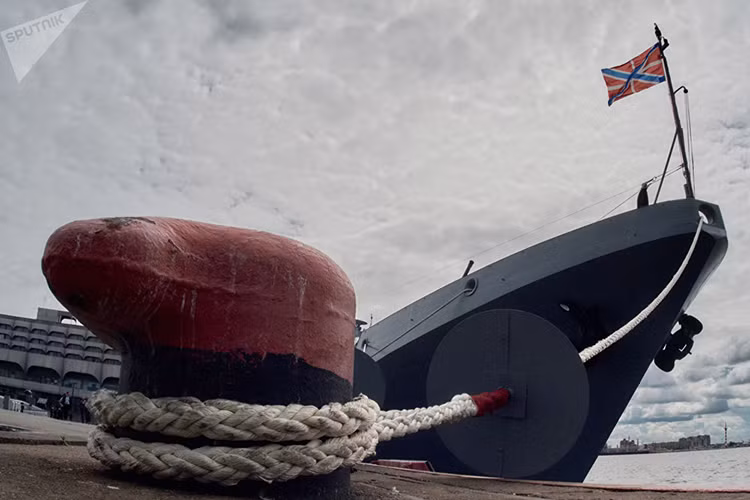 Những vũ khí này được điều khiển bởi hệ thống kiểm soát hỏa lực Puma. Tàu khu trục được điều khiển bằng hệ thống kiểm soát mới. Thủy thủ đoàn gồm 180 người (trong đó 18 sĩ quan), 20 lính thủy đánh bộ và phi hành đoàn của máy bay trực thăng chống ngầm Ka-27 hoặc Ka-31. Nguồn ảnh: Sputnik.