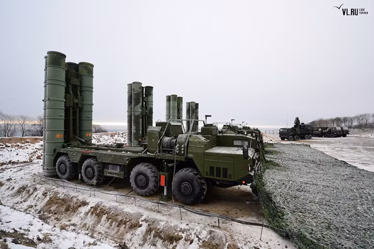 Theo National Interest, Điện Kremlin đang cho triển khai quy mô lớn các tổ hợp tên lửa phòng không S-400 Triumf và cả S-300 đến các vùng lãnh thổ của Nga ở Viễn Đông ngay trong những tháng cuối năn nay. Trong ảnh là các tổ hợp phóng di động S-400 Nga mới điều tới gần Vladivostok trung tâm hành chính của vùng lãnh thổ Primorsky, Nga. Nguồn ảnh: vl.ru.