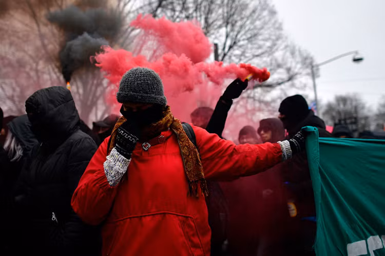 Tham gia biểu tình chủ yếu là người ủng hộ các đảng cánh tả và tỏ thái độ rất gay gắt khi đảng cực hữu AfD với khuynh hướng dân túy, bài nhập cư tổ chức đại hội đầu tiên kể từ cuộc bầu cử Đức hồi cuối tháng 9. Trong cuộc bầu cử đó, AfD đã giành được 12,6% số phiếu, trở thành đảng chính trị lớn thứ ba của Đức và đường hoàng bước vào quốc hội nước này.