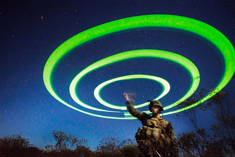 Vậy còn trang bị cho những ngày lễ thì sao? Tất nhiên là có binh sĩ Mỹ khá sáng tạo họ có đủ các vật liệu cần thiết để trang hoàng doanh trại của Mỹ trong đêm Giáng sinh với những thanh dạ quang đầy màu sắc hoặc cả bằng pháo sáng. Nguồn ảnh: Reddit.