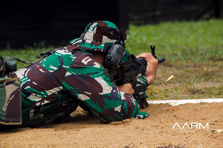 Cũng tại AARM 2017, đội tuyển Indonesia cũng sử dụng mẫu súng trường tấn công Pindad SS2 tuy nhiên lại là biến thể Pindad SS2-V4 với một số cải tiến nhất định so với phiên bản trước đó. Trong ảnh là một xạ thủ Indonesia với Pindad SS2-V4 tại AARM 2017. Nguồn ảnh: AARM.