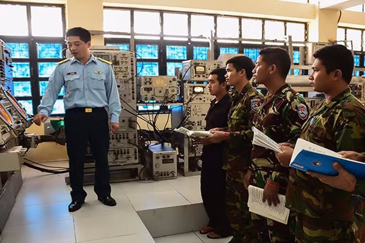 Thiếu tá, giảng viên Vũ Văn Khánh với học viên Campuchia lớp ra đa cảnh giới.