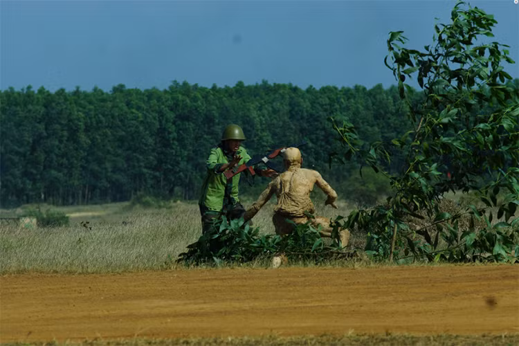 Bất thần khống chế đối phương.
