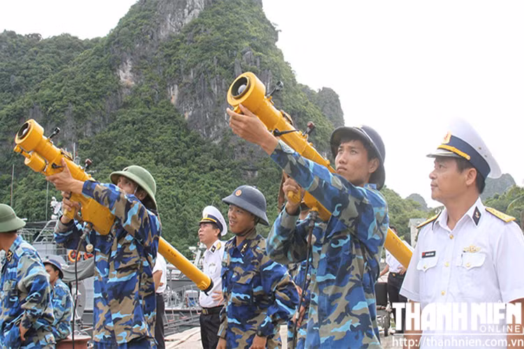 Không chỉ các đơn vị phòng không trên đất liền, một số tàu chiến của Hải quân Việt Nam cũng được trang bị các dòng tên lửa phòng không tầm thấp trong đó có tên lửa A72, bên cạnh đó Việt Nam hiện tại cũng đang cải tiến năng lực tác chiến của dòng tên lửa phòng không này. Nguồn ảnh: Thanh Niên.