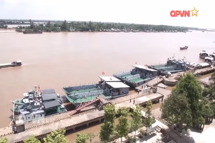 Đặc thù hoạt động trên vùng sông nước, nay Lữ đoàn giang thuyền 962 được trang bị các loại tàu chiến cao tốc cỡ nhỏ như lớp tàu tuần tra đường sông PCF; tàu tuần tra cao tốc ST-175 (trong nước tự đóng) và tàu đổ bộ ST-2300…Trong ảnh là biên đội tàu của Lữ đoàn giang thuyền 962 tại cầu cảng của đơn vị nhìn từ trên cao xuống. Nguồn ảnh: QPVN.